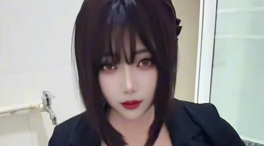 【伪娘】我的尿好骚啊！ 尝了一点 混杂着前液