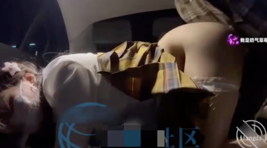 ✅海角父女乱伦『奶气原创』继父拿下18岁女儿 跟接女儿放学，回家路上一边让女儿舔鸡巴，一边开车！车震内射女儿