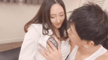 【无码流出】肉感十足 肥而不腻的那种感觉，手感一定很棒，特别是那一对像木瓜般又挺拔的天然大奶子 垂涎垂涎流口水