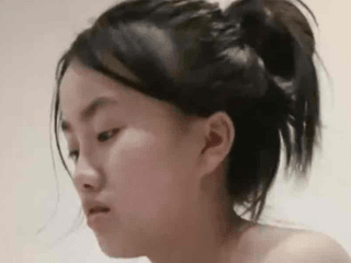 最近约的清纯嫩妹妹,掰小穴有点害羞,扶屌磨蹭小穴,洗手台上操逼
