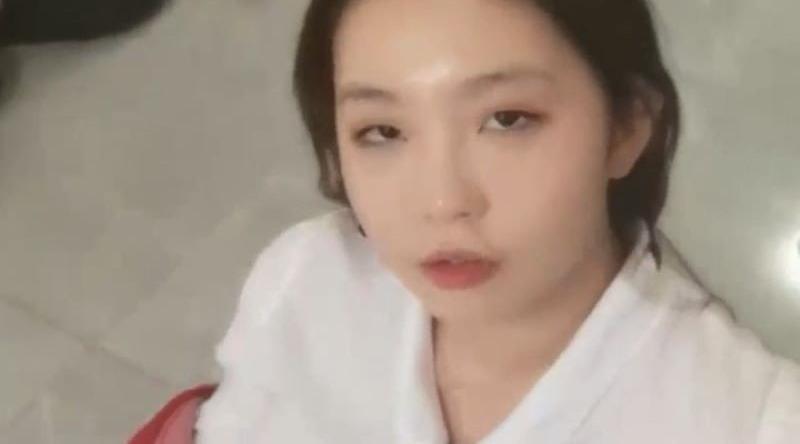 巨乳微胖学生妹 被几位壮汉轮流调教 舔脚撒尿轮奸相当劲爆 彻底沦为性奴母狗！