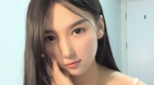 近期最闪亮的新星，【偷走一头猪】，清秀女神，长腿，貌美如花，把胡萝卜塞逼逼，玩得超刺激