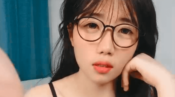黑白丝露脸极品学妹的诱惑，羞涩中带着一点淫荡看起来还很骚，揉奶玩逼跳弹摩擦阴蒂，浪叫呻吟不止精彩刺激