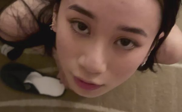 Kiri Amari 顺从地等待精液射在脸上 Kiri Amari Obediently Waits For Cum On Her Face