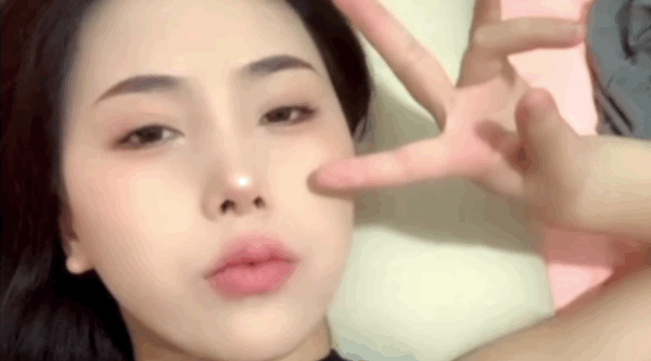 港岛妹妹 骚母狗跪着给大哥舔弄大鸡巴，样子好骚无毛白虎逼，让大哥无套抽插爆草，浪叫呻吟不止射肚子上