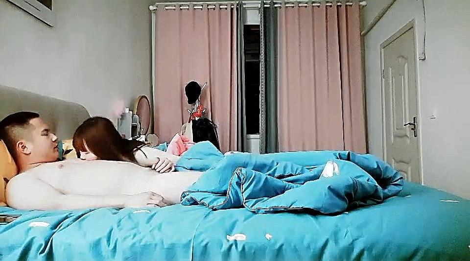 【极品探花-51假期白嫖探花】绿帽男居家偷拍自己老婆，卸完妆就来口交，跳蛋挑逗，抠穴来水插入，良家专属粉嫩鲍鱼干净