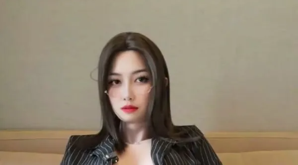 【伪娘】老师的丝袜里面藏着仙女棒哦~~ 你喜欢吃老师香甜可口的🍭吗？