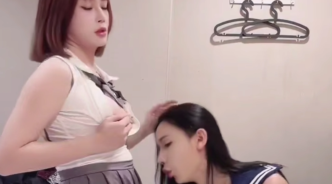 【伪娘】放学后的禁忌画面… 两个人妖学生妹互吃鸡巴～