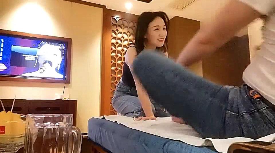 【极品探花-蜡笔老公】足浴按摩勾搭女技师，全程拍摄牛仔裤吊带妹子带回房间啪啪，翘屁股摸逼舔屌猛操