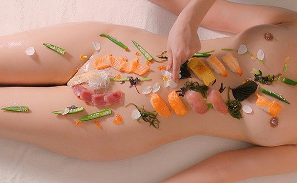 阴户上的生鱼片！？在丰满宝贝的油腻身体上享用寿司_babeneso