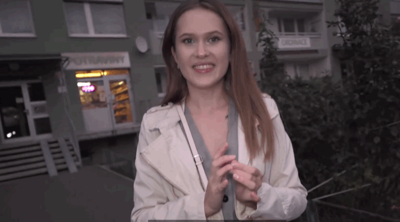 趁这个年轻女孩的妈妈在隔壁的时候跟她做爱