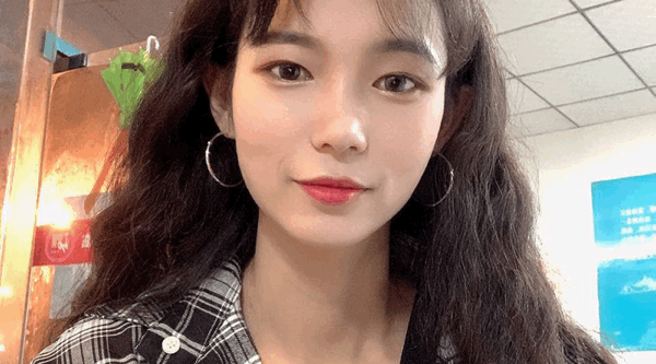云南高校美女 网络面试模特惨遭渣男套路 全裸展示性感身材 还要洗澡给他看！