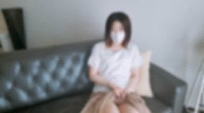 FC2-PPV-4715270 ♡ 半价到7/6【无码，完全素人】相貌平平的OL，21岁，正经工作！只和一个男人发生过关系的处女，嘴巴和小穴都塞满了，还被老男人的超粗鸡巴插进去！