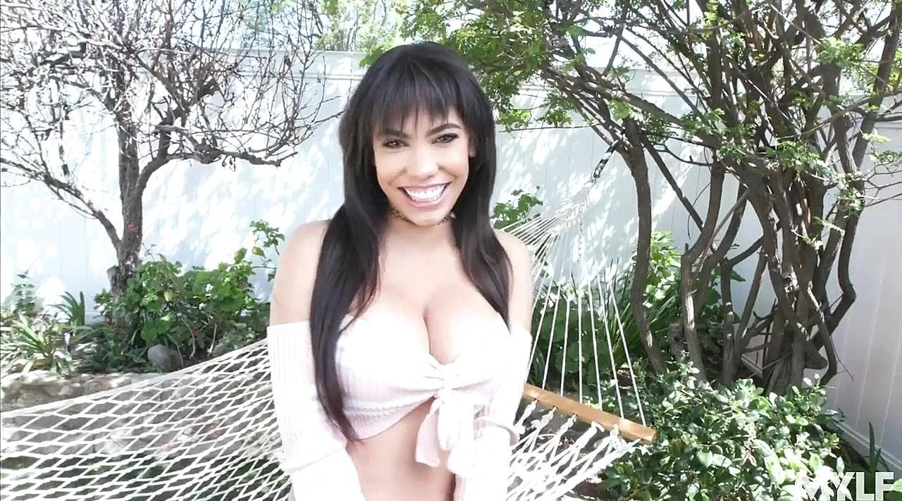 美屁丰满妹子胴体抹满精油，先来一波按摩深喉抠逼，各种姿势啪啪口爆淫叫刺激