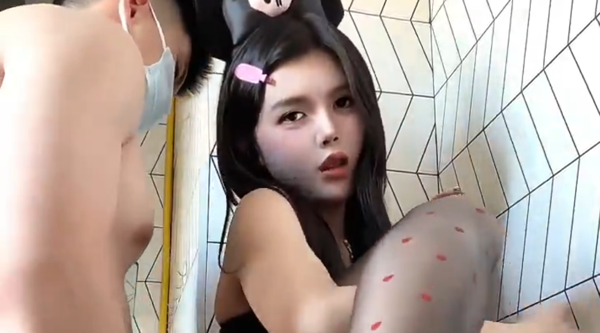 【伪娘】一字马黑丝美腿伪娘女王被男友掰开腿后入！好喜欢这种姿势操