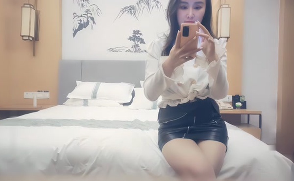 【赵总寻花】黑色皮短裙外围妹子，因为经济卡钱差点吵起来，逼毛修发型镜头前口交舔弄，双腿肩上扛猛操太厉害了妹子被操受不了