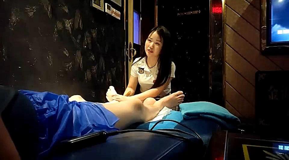 【极品探花-小马】足浴按摩勾搭甜美女技师，带到房间开操掰穴摸逼，上位骑乘前后蠕动，大力抽插猛操