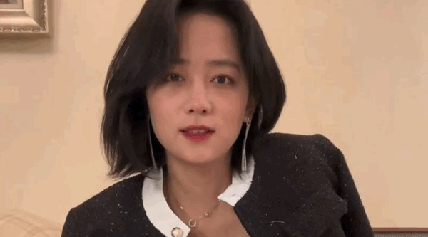 抖音网红 春晓来了 OL写真流出 黑丝包裹修长美腿 低胸衬衫挤出深沟 撩人姿势勾魂至极！
