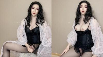 网红TS涵曦：猛壮的魁梧身材，黑丝传说摇身一变女王，丝袜摩擦鸡鸡，十分诱惑