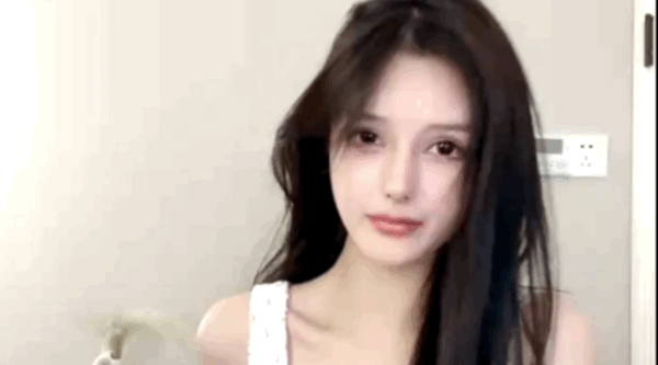 超美网红脸女神妹子，性感白丝比基尼，身材超棒，人间尤物椅子上特写白虎穴