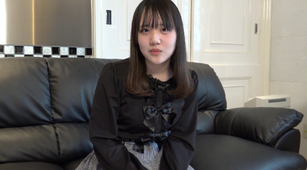 FC2 PPV 4838908【无码】18歳黒髪清楚。4ヶ月前まで**だったJD。将来の夢は「お嫁さん♡」そんな彼女がおっさんにハメ撮りされて人生初中出しされるまでの一部始終