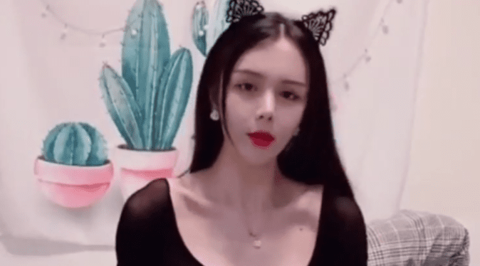 伪娘紫薇,漂亮连体黑丝,啊爸爸操我,在家骚逼塞假鸡吧,撸着大牛子表情享受,高潮抽搐射了