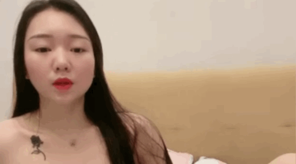 露脸纹身风骚的小少妇伺候小哥激情啪啪，深喉口交大鸡巴让小哥玩奶子舔逼，各种抽插爆草，浪叫呻吟高潮不止
