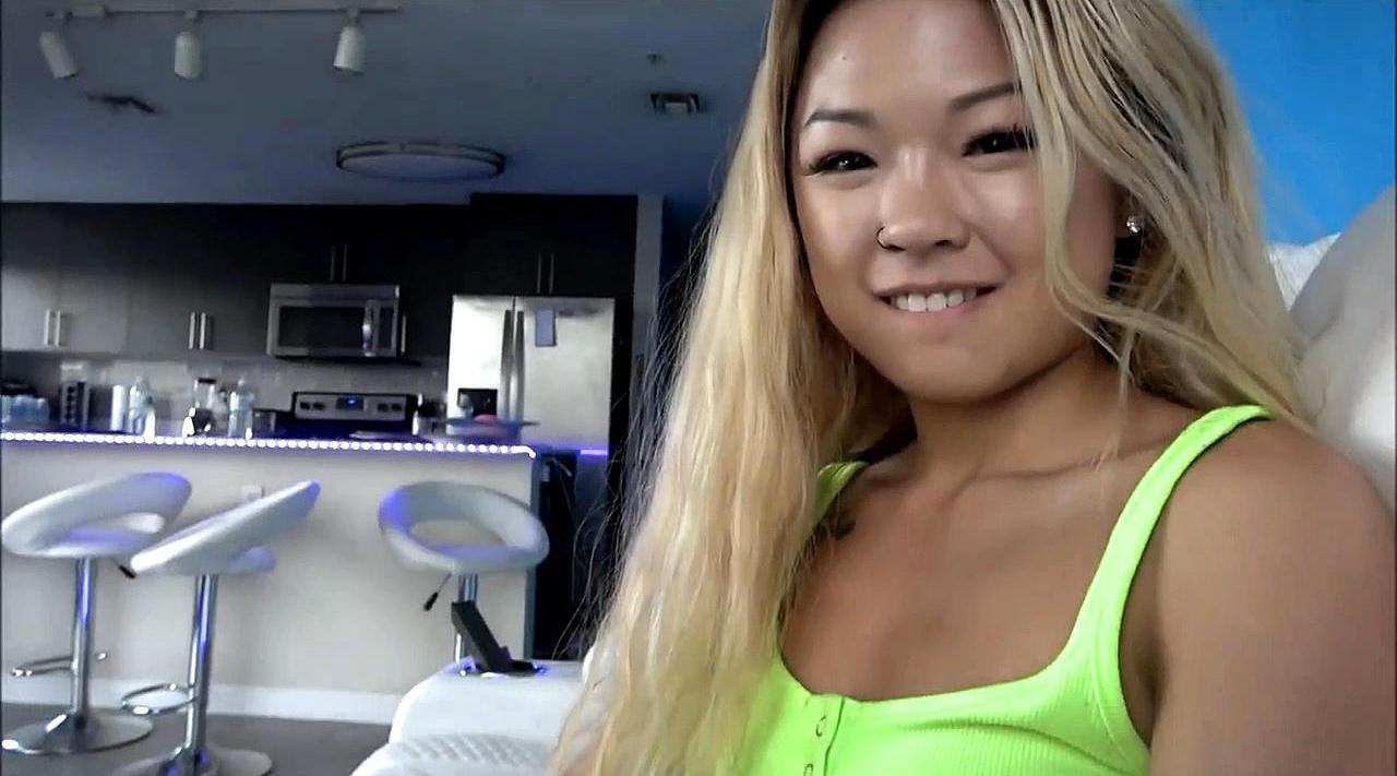 亚裔丰满姐们俩玩起3P,一个舔JJ一个舔蛋蛋,姐俩叠罗汉近镜头换着抽插逼逼
