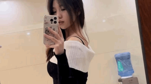 武汉JK学生妹 黄美珍 不雅视频流出 桥嫩酮体无比诱人 黑丝美足嫩穴自慰 反差感爆棚！