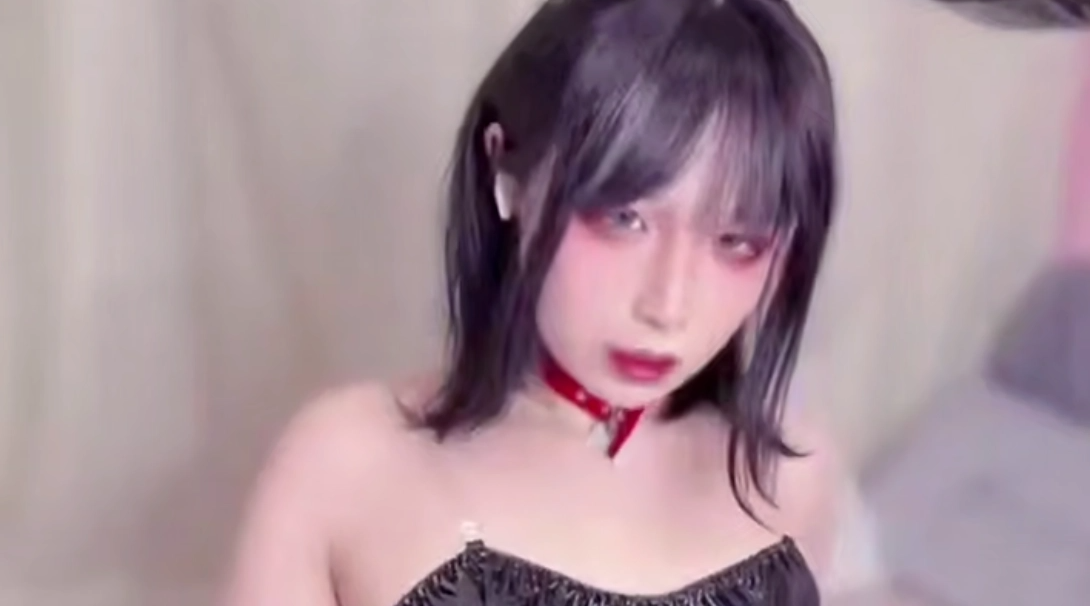 【伪娘】骚兔子🐰玩弄后穴揉平板锁… 牛奶🥛在锁里不小心流出来💕