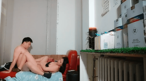 漂亮良家小少妇,不行,我要上厕所,被胖哥带回房间在沙发强行抠逼脱衣,无套输出内射 - 无套内射视频