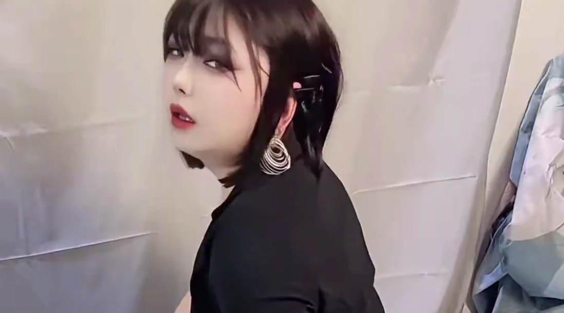 【伪娘】啊啊啊！我不行了🥵…… 被投喂了一根5.5厘米粗的大鸡巴！按在炮机上要把我操死了！！！