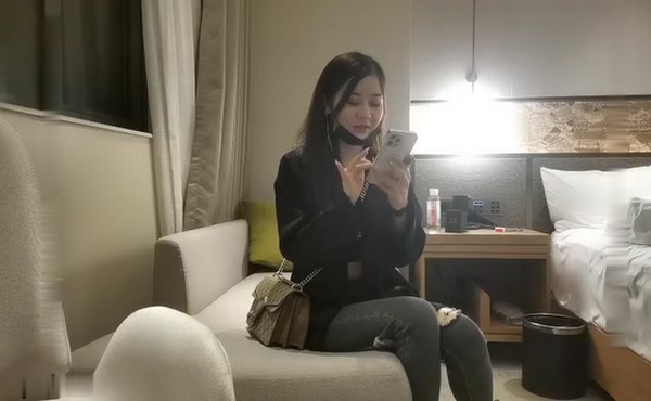 舞蹈系学妹就地过年，出来背着男友兼职，蜂腰翘臀美腿，一顿输出爽到高潮