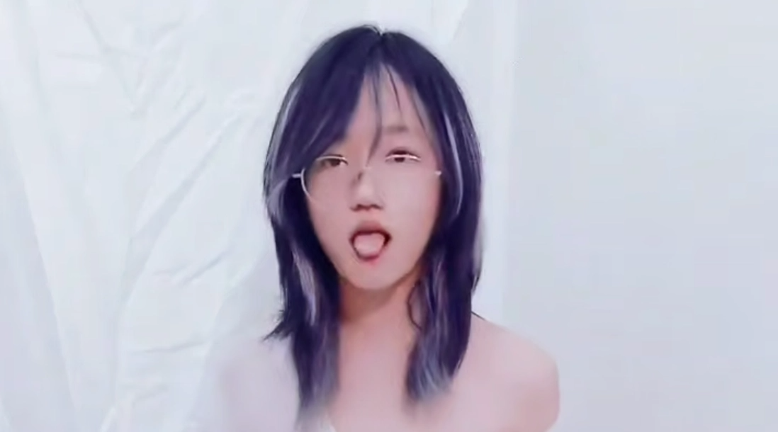 【伪娘】弧形的肉棒完美顶到敏感点， 然后在屁穴里慢慢变成白色涩爆了