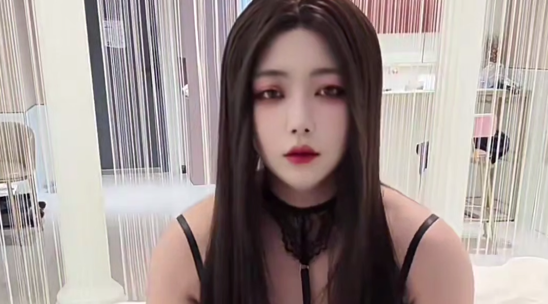 【伪娘】刚给屁屁里塞了个塞子 就听到有轻轻的敲门声 一开门发现门缝塞了两张小卡片