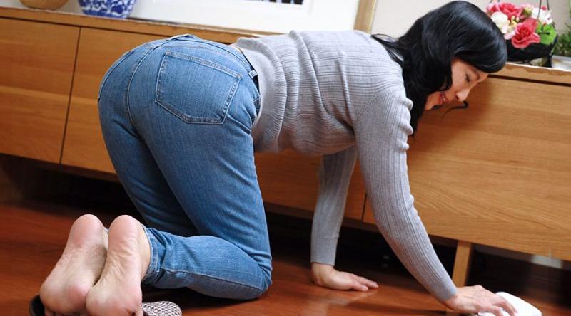 pacopacomama_050124_100【无码】 誘惑男人的緊身衣臀部家政婦 緒方千乃