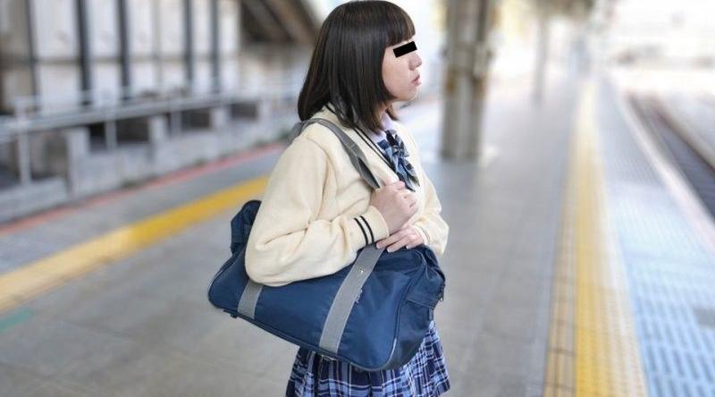 10musume_030125_01【无码】 被盯上正當食的制服女孩 山中詩織