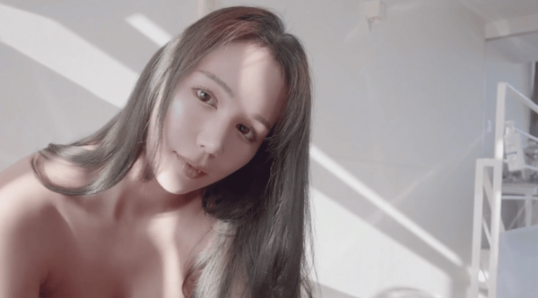 Naomiii _在透明板凳上自慰_被男友扶腰后入猛怼_娇喘连连