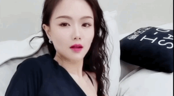 小泡泡_美女舞蹈老师！S型身材一字马！~激情裸舞~道具自慰