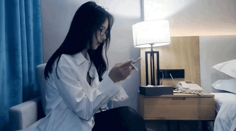 风靡全网的眼镜妹！长得好看就不说了，身材完美，最主要还特么的风骚，男猪脚约了3次花了上万元，直接可以无套内射了