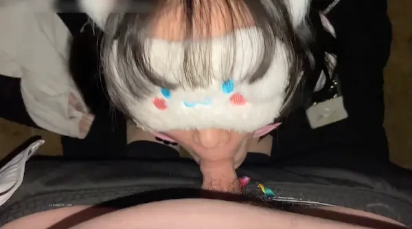 可爱小萝莉被主人戴上项圈狗链户外调教小嫩逼，你以为的清纯双马尾同桌，私下是一只欠调教的骚母狗