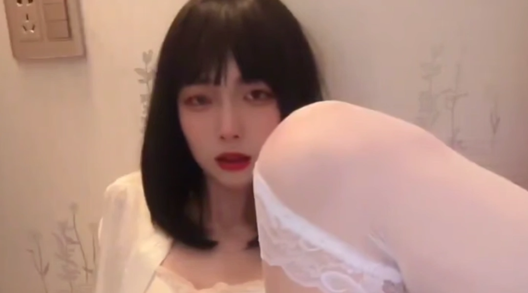【伪娘】一个人很费劲，可以帮帮我吗