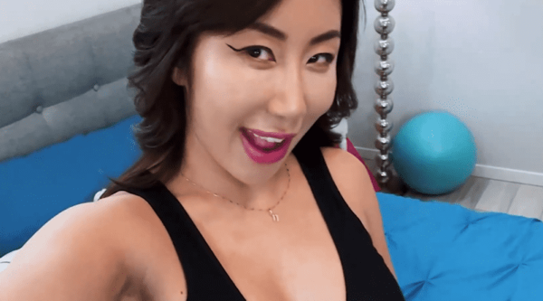 热室友 Dee Williams 和 Nicole Doshi 互相舔舐并多次喷出