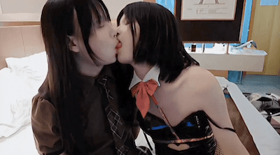 萝莉伪娘贴贴 和漂亮小姐姐攻防转换 在镜子前被狠狠地后入爽到翻白眼 小牛子也被顶到立不起来 完全雌堕了呢