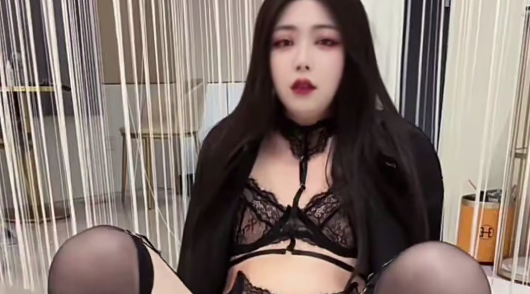 【伪娘】这次出来旅游把我最爱的这根 铂金硅胶大鸡鸡也带上啦🤣！ 我喜欢它两头细 中间粗粗的