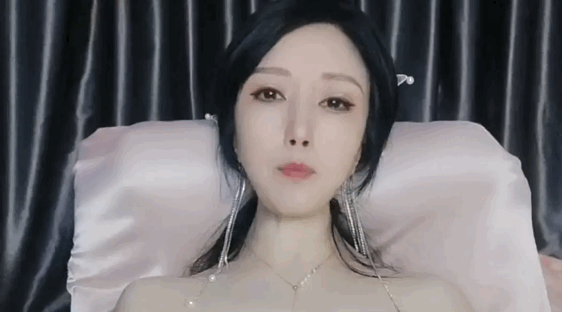 少妇视频 - 穿情趣装的骚逼少妇露脸大秀直播，淫水多多风骚无比，自己舔着脚抠着骚穴浪叫呻吟不止，淫声荡语不断好刺激
