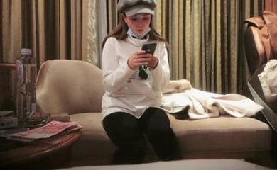 约了个白衣帽子妹子啪啪，穿上情趣装骑坐翘着屁股后入抬腿抽插