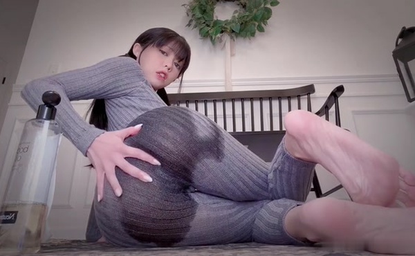 Kitty Kum 的肛门假阳具骑乘体验