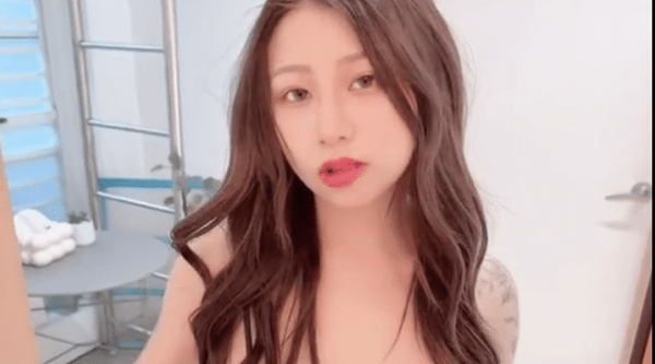 房东意外被开启身体的开关 被房客玩到水一直流出来